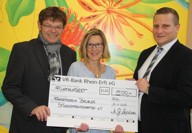 Viel Geld für die Städtefreundschaftsarbeit: (v.l.) Roland Mohlberg, Schatzmeisterin Birgit Alexi und Kundenberater Matthias Valter. | Foto: Harald Zeyen
