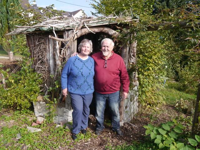 Mit großem Aufwand entsteht derzeit der Weihnachtsgarten von Hildegard und Karl-Heinz Krüger (v.l.) in Leuscheid.  | Foto: Schmidt