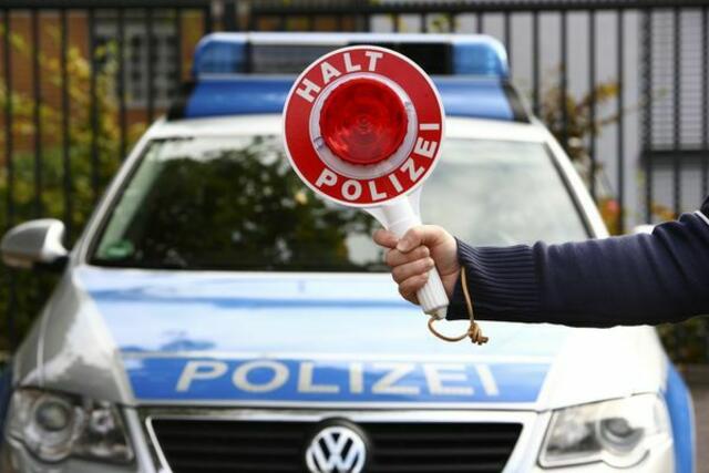 Rutschiger Boden half der Polizei einen Rollerfahrer ohne Führerschein zu stellen. | Foto: Jochen Tack