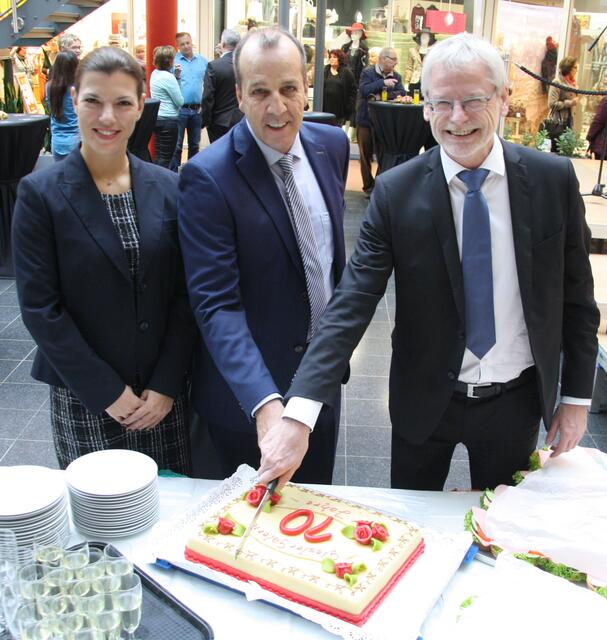Zum Geburtstag gehört auch eine Geburtstagstorte: Sie wurde angeschnitten von (v.l.) Julia Steinmetz und Uwe Klein von der ILG-Centermanagement GmbH sowie Bürgermeister Dieter Freytag. | Foto: Harald Zeyen