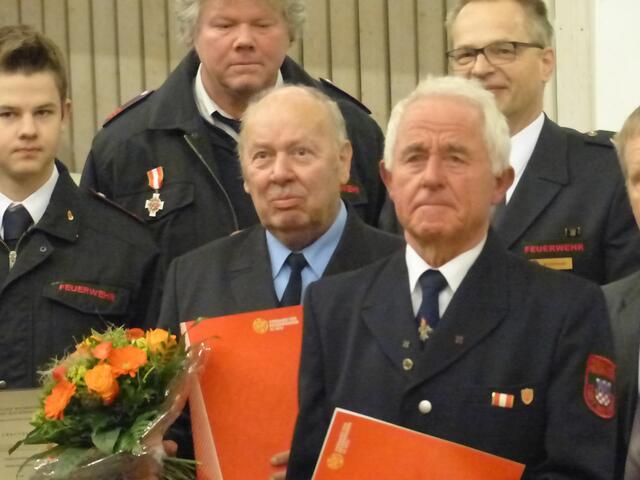 Als langjährige Mitglieder wurden Hauptbrandmeister a.D. Friedrich Reitemeyer (vorne mitte) und Hauptfeuerwehrmann a.D. Alfred Höhler (vorne rechts) besonders ausgezeichnet. | Foto: Zumbusch
