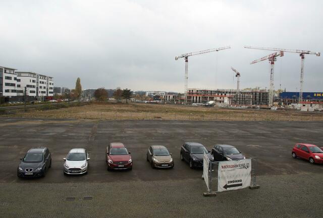 Das 17.000 Quadratmeter große Dreieck soll mit Grün und Spielplätzen gestaltet werden. Die Seite zum Flughafengebäude soll offen bleiben. | Foto: Offizier