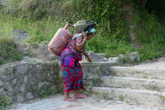 Schwere Lasten müssen die Frauen in Nepal schleppen. Eine 50-Kilogramm schwere Gasflasche auf dem Rücken und auf dem Kopf eine Tasche ist da kein Bild von Seltenheitswert. | Foto: Maria Hilf Krankenhaus