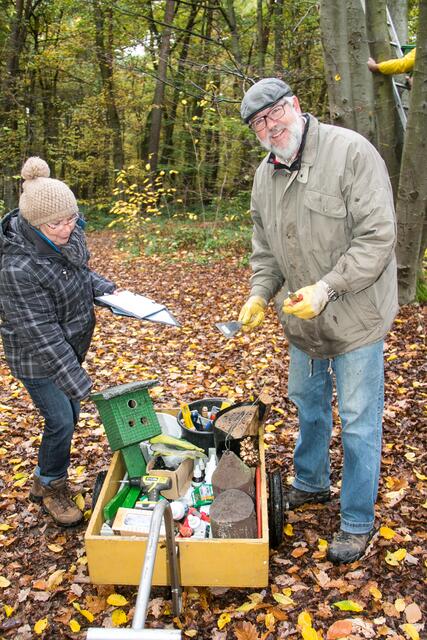 Der Waldfreunde-Vorsitzende Bruno Schmidt überprüfte vor der Nistkastenreinigung, ob alle notwendigen Utensilien im Bollerwagen vorhanden waren.  | Foto: who