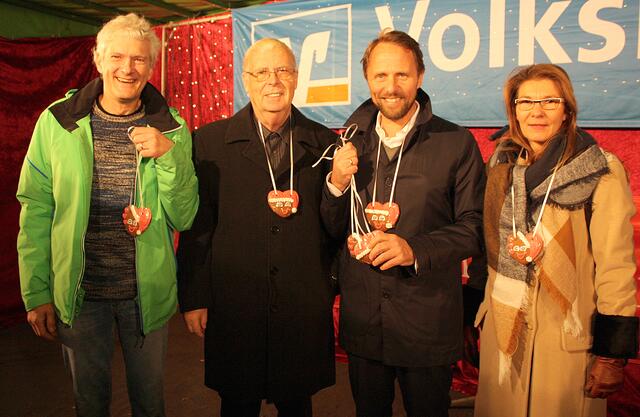 Im Anschluss an die Luftballonaktion wurden Lebkuchen-Herzen an die Kinder verteilt, unter anderem von AGO-Vorstand Dirk Pott (von links), Bezirksvorsteher Rainer Schiefer, Oberbürgermeister Uwe Richrath und der AGO-Vorsitzenden Regine Hall-Papachristopoulos. | Foto: Bettina Willumat