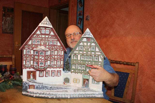 Diesen Adventskalender hat Uwe Engel zum 80. Geburtstag seines Vaters nach einem Kupferstich gebaut. | Foto: Gabriele Rupprecht
