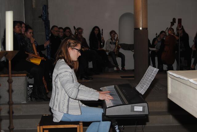 Elena Lenzen interpretierte am Klavier das bekannte Stück „Chasing Cars“ der Gruppe „Snow Patrol“.  | Foto: Woiciech