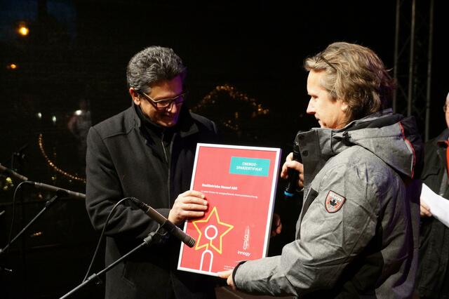 Bürgermeister Klaus Pipke (li.) eröffnete am Freitagabend offiziell den Weihnachtsmarkt und erhielt noch eine Auszeichnung für die energieeffiziente Beleuchtung in der Innenstadt. | Foto: Yasari