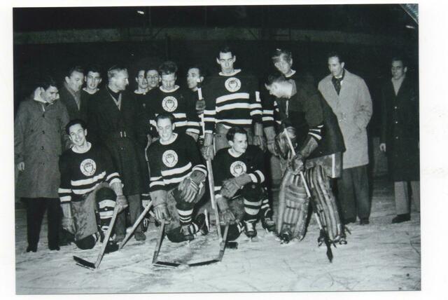 1957 stellte sich diese Eishockey-Mannschaft des Kölner EK zum Fototermin auf . | Foto: Hoeck