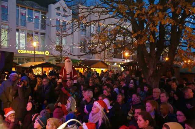 Großer Andrang an der Weihnachtsmarktbühne auf dem Hennefer Weihnachtsmarkt. Alle Besucher wollten die Kinder der Kita "Sandburg" zur Eröffnung singen hören.  | Foto: Yasari