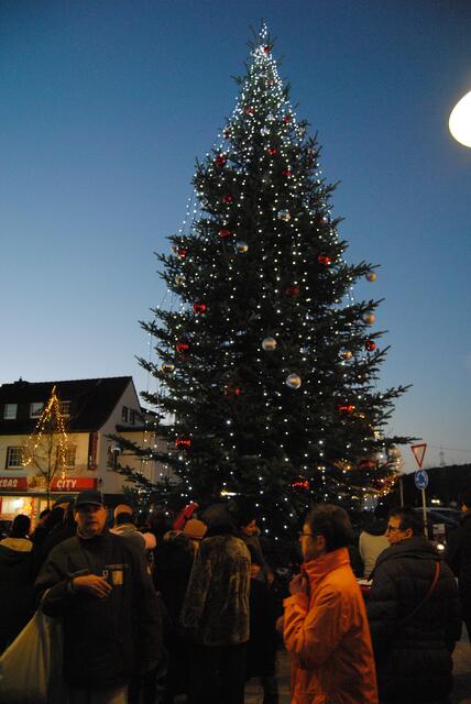 Viele Menschen versammelten sich zum Start der Aktion am festlich geschmückten Baum vor dem Rathaus.  | Foto: Woiciech