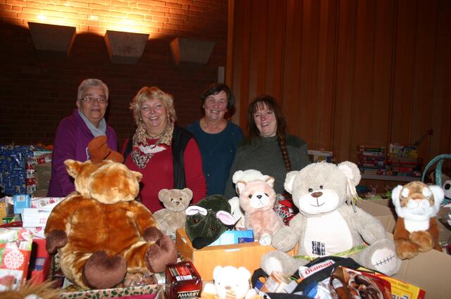 Elisabeth Heuke, Angelika Schäfer, Heide-Marie Rathke und Nicola Salzmann (von links) von der Tafel inmitten der Weihnachtspäckchen. | Foto: Montserrat Manke