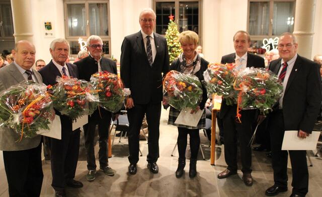 Bürgermeister Dr. Gero Karthaus (M.) mit den ausgezeichneten Ehrenamtlern Hartmut Walther, Egon Baumgart, Rainer Schaffrath, Gisela Hens, Werner Dittrich und Josef Hess (v.l.) bei der Ehrung im Ratssaal des Rathauses Engelskirchen. | Foto: Andrea Eischeid-Mathies