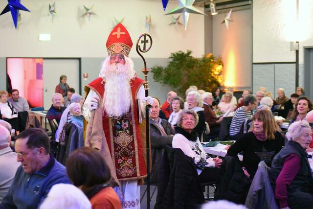 Die Wipperfürther Senioren feierten bei netten Gesprächen in weihnachtlicher Atmosphäre in der Alten Drahtzieherei. | Foto: Siegbert Dierke