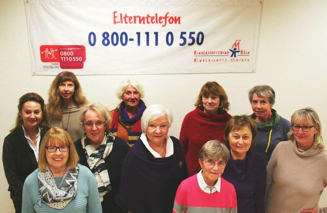 Ehrenamtler des Kinderschutzbundes Köln bieten Eltern und Erziehenden Hilfe am Elterntelefon. Hinten links Koordinatorin Claudia Reindl. | Foto: Kinderschutzbund Köln