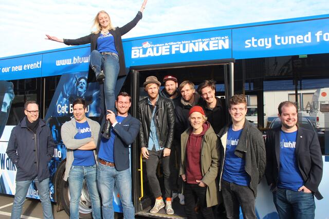 Bandmitglieder von Kasalla, Cat Ballou und Querbeat freuen sich gemeinsam mit den Blauen Funken auf die blu/white-Party im Bootshaus. | Foto: Flick