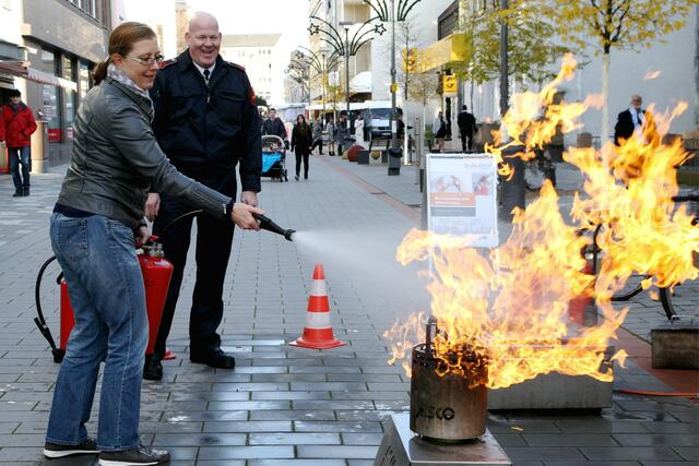 Vor dem Ladenlokal konnten die Besucher selber einen Feuerlöscher in die Hand nehmen, und lernten, wie sie einen Brand löschen können. Natürlich unter Aufsicht der erfahrenen Feuerwehrleute.