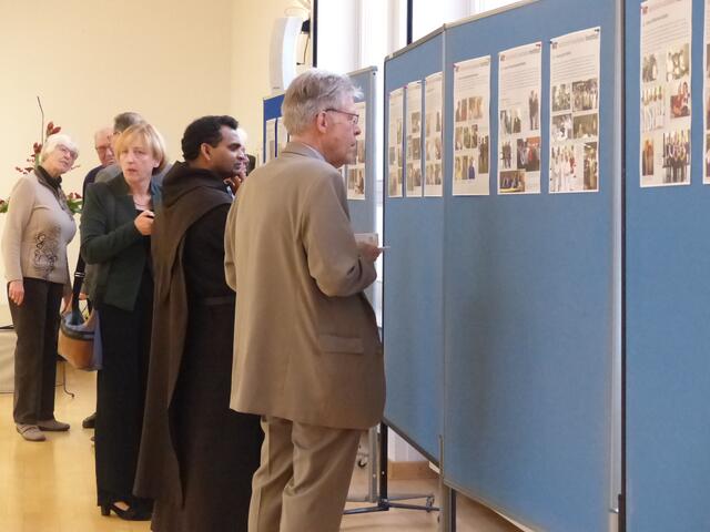 Die Besucher nutzten die Gelegenheit, auf der Ausstellung die Historie des KSI rückblickend zu verfolgen. | Foto: Zumbusch