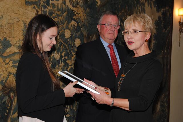 Marlena Lech erhielt die Urkunde von Joachim Schwellenbach und Gabriele Willscheid (von links) überreicht. | Foto: Woiciech