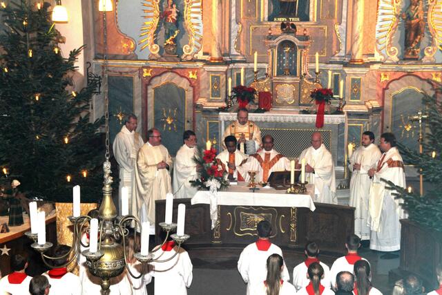 Da wurde es schon eng um den Altar, als neun Pastöre auf einmal dort Eucharistie feierten. | Foto: Steimel