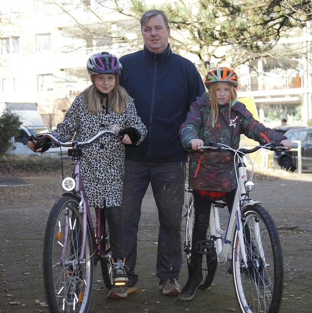 Mühlenweg-Absage: Torsten Prenner mit den Schulzentrums-Schülerinnen Lin (l.) und Ronja. | Foto: König