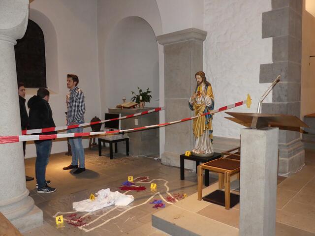 An gleicher Stelle hatten Schüler des städtischen Gymnasiums im Rahmen einer Ausstellung im November einen „Tatort“ installiert.