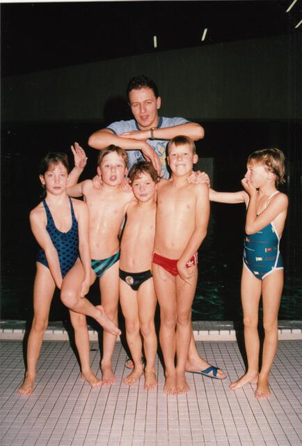 1987, also vor rund 30 Jahren, ist dieses Foto entstanden. Vielleicht haben die Schwimmschüler von damals heute eigene Kinder, die bei Rudolf Böhm Schwimmen lernen.　 | Foto: Privatarchiv Rudolf Böhm