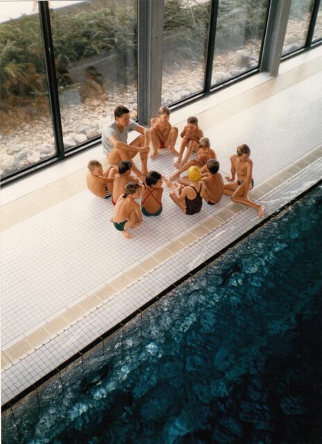 Theorie am Beckenrand. Diese Aufnahme mit dem jungen Rudolf Böhm stammt aus dem Jahr 1985.  | Foto: Privatarchiv Rudolf Böhm