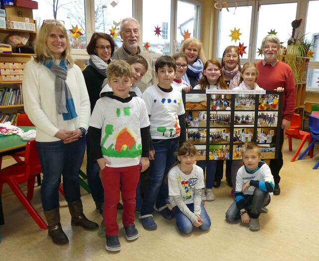 Missionskreis und Afrika-AG freuen sich gemeinsam helfen zu können. Das Ehepaar Jagsch hatte eine Foto-Collage mitgebracht, auf der die Kinder sehen können wofür ihr Geld verwendet wird. | Foto: Gast