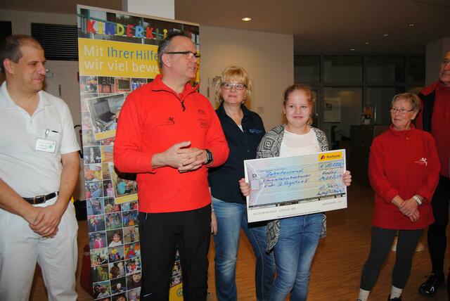 Spendenübergabe in der Kinderklinik mit Dr. Martin Irnich, Lauftreff-Leiter Michael Schoring, Manuela Melz, Vorsitzende der Elterninitiative krebskranker Kinder und Elena Klein (von links).