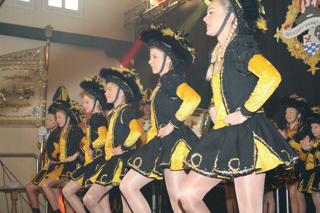 Die Tänze der Siegburger Ehrengarde wurden mit begeistertem Applaus belohnt.  | Foto: Gentz