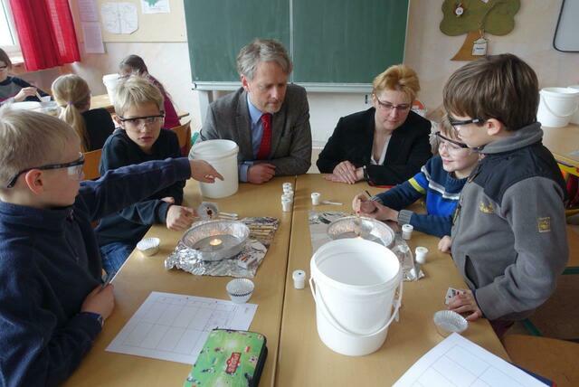 Christian Brand und Tanja Klucke beobachteten die Tests der Grundschüler ganz genau. | Foto: Röhrig