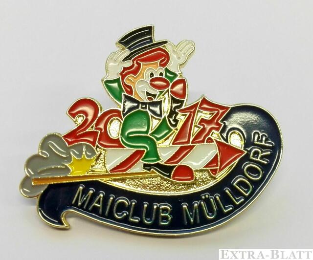 Maiclub Mülldorf - Das Jahr 2017 ist erst wenige Wochen alt. Genügend Rückblicke auf das vergangene Jahr 2016 und Ausblicke auf das neue Jahr gab es bereits. Der Maiclub Mülldorf 1990 e.V. nutzt das zentrale Symbol des Jahreswechsel, um sein diesjähriges Karnevalsmotto den Menschen in Sankt Augustin näher zu bringen. „Wir sind mit einem teilweise aktualisierten Vorstand in das neue Jahr gestartet“, sagt Vereinspräsident Daniel Klein. „Mit viel Humor und Spaß an der Freude wollen wir weiterhin abgehen wie eine Rakete". Daher haben die engagierten Vorstandsmitglieder ihre Botschaft in einen bunten Karnevalsanstecker verpackt: Ein fröhlicher Clown reitet auf einer Silvesterrakete. Eine Rakete wird in den Himmel geschossen, eine Rakete fliegt, eine Rakete fasziniert mit ihrem Feuerwerk Jung und Alt, eine Rakete schlägt ein. Diesen Anspruch haben die Mitglieder des Maiclubvorstandes auch an ihre Ideen und Angebote in und um den Ortsteil Mülldorf. Auch im neuen Jahr 2017 hofft der Maiclub Mülldorf auf Begeisterung bei seinen Mitgliedern und Gästen. Dabei versteht der Verein sein Karnevalsmotto zudem als Versprechen, neue Ideen zu realisieren, immer mit dem Ziel, das Brauchtum zu pflegen, das alte und neue Kulturgut zu bewahren und die Bindung an Sankt Augustin Mülldorf zu vertiefen. www.maiclub-muelldorf.de | Foto: Repro Verlag