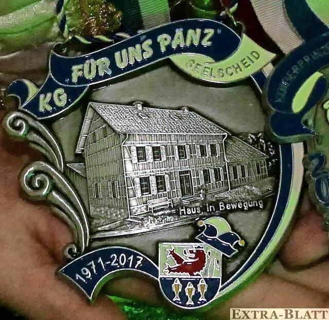 KG "Für uns Pänz" Seelscheid - Der Sessionsorden der KG „Für uns Pänz“ zeigt das „Alte Gemeindehaus“ in Dorf-Seelscheid. Rund 120 Jahre alt ist das historische Gebäude, in dem lange Jahre alte und pflegebedürftige Menschen wohnten. Über 500 Babys kamen hier zur Welt. Es war Kindergarten, Sozialstation und Altenheim zugleich. 2012 erwarben Lisa Wendling und Dieter Bille das denkmalgeschützte Fachwerkensemble und restaurierten es liebevoll. Jetzt wird es als „Haus in Bewegung“ auf vielfältige Weise neue genutzt. Natürlich darf auch das Gemeindewappen von Neunkirchen-Seelscheid nicht fehlen, das gut behütet mit einer Narrenkappe den unteren Teil des Ordens neben dem Gründungsjahr der KG und dem Sessionsjahr ziert.  | Foto: Repro Verlag