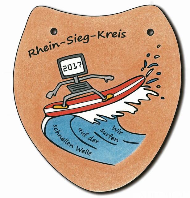 Orden des Rhein-Sieg-Kreises - „Surfin´ USA“ - die Beach Boys wussten es schon Anfang der 1960er Jahre und weltweit werden ganze Staaten mit dem Sport der „coolen Typen“ in Verbindung gebracht. So weit, so gut - doch was hat das Surfen bitte schön mit unserem Rhein-Sieg-Kreis zu tun? Sollen die Surfer dieser Welt in Zukunft an Rhein und Sieg zusammen kommen oder frönt unser sportlicher Landrat gar einem neuen Hobby? Weit gefehlt! Die Rede ist vom Breitbandausbau – eines der Leuchtturmprojekte von Landrat Sebastian Schuster, das ihm sehr am Herzen liegt. Ab 2017 wird das gesamte Kreisgebiet mit Bandbreiten von mindestens 50 MBit/s versorgt. Für den Rhein-Sieg-Kreis ein Riesengewinn, da eine schnelle Internetverbindung ein wichtiger Standortvorteil ist. „Da bin ich schon auch etwas stolz drauf, da die Menschen in der Region die Vorteile hautnah erleben werden“, so Landrat Schuster. Grund genug also, der „schnellen Welle“ eine ganze Session zu widmen! | Foto: Repro Verlag