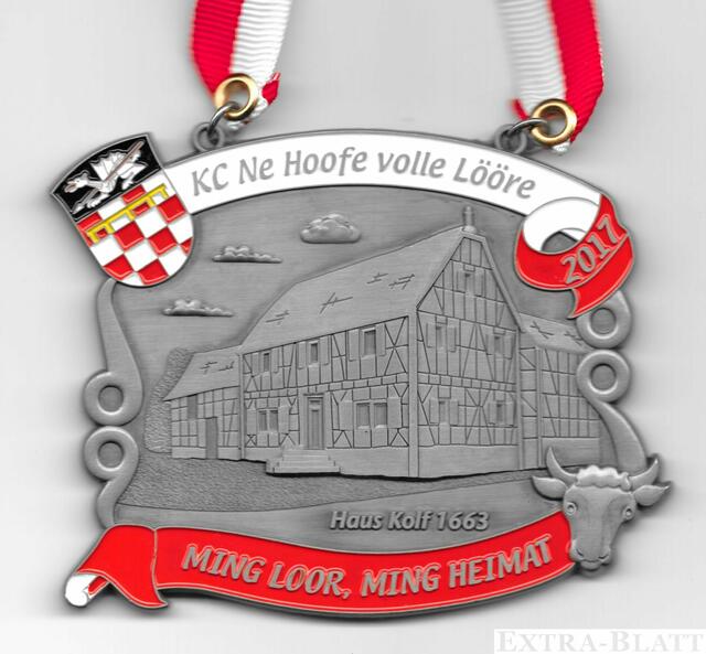 KC "Ne Hoofe volle Lööre" - Mit dem Sessionsorden 2016/2017 startet der KC die Reihe "Ming Loor, ming Heimat". Idee und Entwurf stammen von Dieter Meffert. Der Orden zeigt das "Haus Kolf" an der Ecke Larstraße/Rathausstraße. Der historische Hof wurde im Jahre 1663 erbaut und zählt zu einem der besterhaltenen ältesten Häuser in Sieglar. | Foto: Repro Verlag