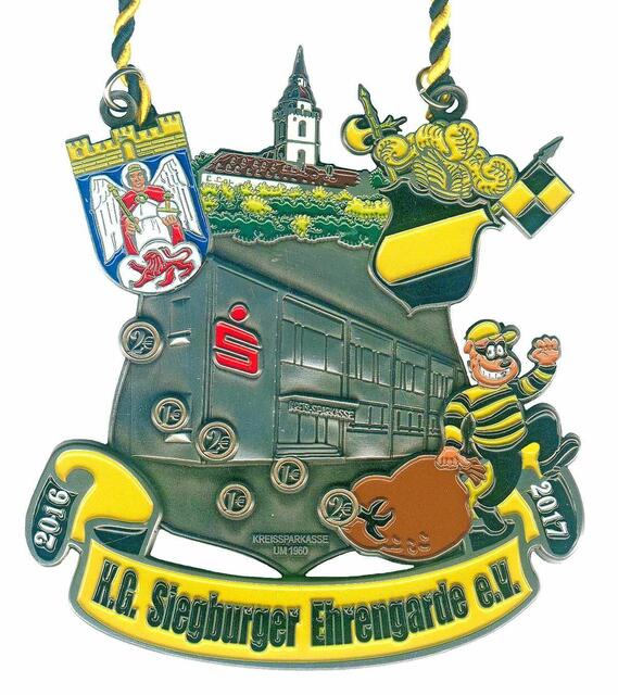 KG Siegburger Ehrengarde - Die KG Siegburger Ehrengarde wurde am 20. Juni 1998 gegründet und feierte im Sommer 2016 ihren 18. Geburtstag. Ebenso viele Orden der Gesellschaft wurden seitdem gestaltet, die - mit Ausnahme des Jubiläumsordens - immer unter dem Motto "Siegburg wie es früher einmal war" standen und historische Gebäude unserer Heimatstadt zeigen, die es heute zwar leider nicht mehr gibt, die aber dennoch den meisten "alten" Siegburgerinnen und Siegburgern noch bestens in Erinnerung oder zumindest von Zeichnungen oder Fotos bekannt sind. Für den 19. Orden zur Session 2016/2017 hat sich der Vorstand der Siegburger Ehrengarde als Motiv ein weiteres Mal ein historisches Gebäude ausgesucht, welches zu seiner Zeit das Stadtbild geprägt hat. Zu sehen ist die Kreissparkasse Siegburg, welche sich viele Jahre lang unmittelbar an die alte Stadtmauer angelehnt hat und dort nicht nur für die Geldgeschäfte der Bürger, sondern auch für den Austausch von Neuigkeiten ein beliebter Treffpunkt war. Einen Überfall, wie hier spaßeshalber mit einem Panzerknacker dargestellt, hatten die Jecken jedoch in Wirklichkeit bis heute nicht nötig, denn die Kreissparkasse schüttet alljährlich die Überschüsse aus ihrem Zweckertrag großzügig auch an Karnevalsvereine aus. Eingerahmt wird der Orden wie jedes Jahr vom Siegburger Stadtwappen sowie dem Wappen der Siegburger Ehrengarde. | Foto: Repro Verlag