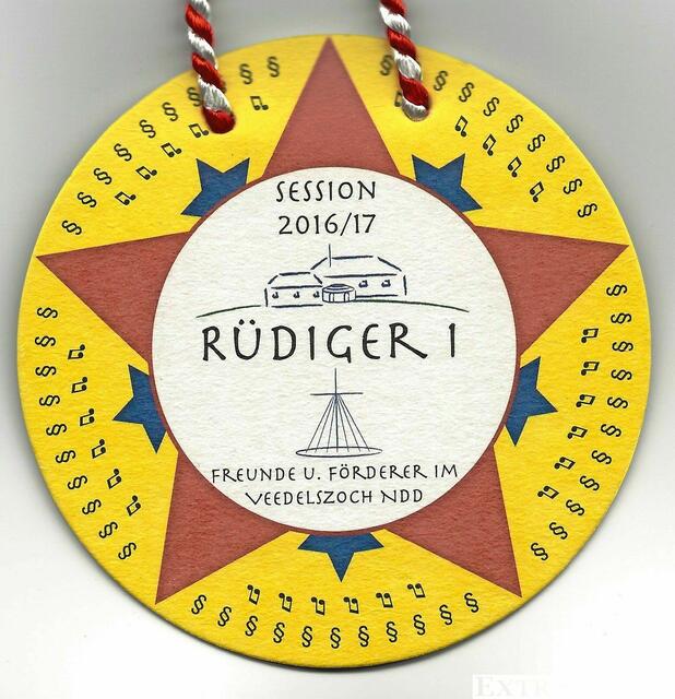 Prinzenorden der "Freunde und Förderer im Veedelszoch Niederdollendorf" - Der Orden von Prinz Rüdiger I. (Ratzke )zeigt den Petersberg (den er jeden Morgen sieht), den Schiffermast am Rhein und den Namen des Vereins. Die Noten stehen für seine Mitgliedschaft im "Gemischten Chor Taktlos". Die Paragrafen stehen dafür, dass er bei der Stadt Hennef vom ersten Tag an in der Rechtsanwendung beschäftigt ist. | Foto: Repro Verlag