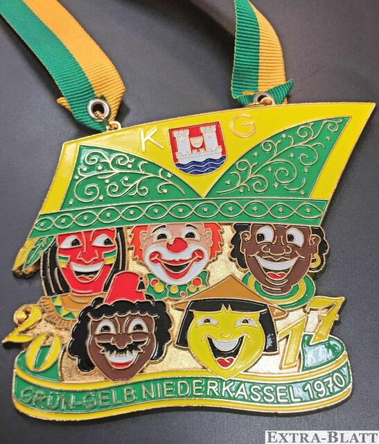 KG Grün-Gelb Niederkassel - „53859 Niederkassel - alle un‘er einer Kapp“. Niederkassel war schon immer bunt und wird es hoffentlich auch immer bleiben. Alte und Junge, Ärmere und Reichere, Deutsche, Türken, Italiener, Spanier, Griechen, Große, Kleine, Dicke, Dünne, Katholiken, Protestanten, Moslems, Atheisten, Fußballer und Turner, Angler und Naturschützer... Schwarz, weiß, rot, gelb, braun, Migrant, Asylant, Einheimischer, Zugezogener, Immi. Also: Niederkassel ist bunt, fröhlich, einladend, stark in Integration und Inklusion und um einiges reicher als so manche andere Stadt am schönen Rhein. Und solange wir Kaaßeler auch im Herzen und der Seele reich bleiben, solange hat der kölsche Stammbaum von den Bläck Fööss seine wahre Bedeutung genau hier bei uns: So sin mer all he hin jekomme, wir spreche hück all die selbe Sproch. Mir han dadurch so vill jewunne, mir sin wie mir sin, wir jecke am Rhing, dat is jet wo mer stolz drop sin. | Foto: Repro Verlag