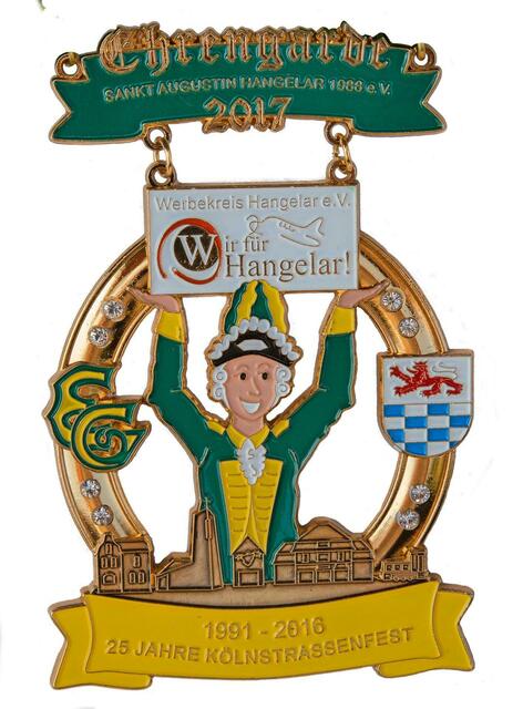 Ehrengarde Hangelar - Der Orden der Session 2016-2017 ist dem 25. Jubiläum des Hangelarer Straßenfestes gewidmet und zeigt als Hauptmotiv einen Gardisten mit dem Logo des Werbekreises Hangelar, der in allen diesen Jahren diese Veranstaltung federführend  und erfolgreich organisiert hat. Die Ehrengarde Sankt Augustin-Hangelar von 1988 e.V. war ohne Ausnahme in jedem Veranstaltungsjahr mit einem großen Festpavillon mit Schankwagen am Richthofenkreisel vertreten. Weiterhin zeigt der Orden einige teils historische Gebäude der Hangelarer Skyline und einen Zug in Reminiszenz an die 1891 erfolgte Anbindung Hangelars durch die Bröltalbahn an das überregionale Eisenbahnnetz. Den Rahmen bilden das Stadtwappen der Stadt Sankt Augustin und die Initialen der Ehrengarde. Entworfen hat diesen Orden der 1. Vorsitzende Werner Groth. | Foto: Repro Verlag