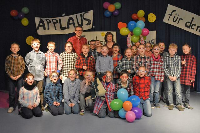 Die Schüler der Klasse 3c im „Trautmann-Look“  gemeinsam mit ihrem ehemaligen Klassenlehrer Claus Trautmann sowie Klassenlehrerin Christina Talbot  | Foto: Warnecke