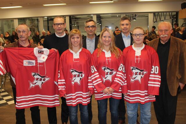 Thomas Schmitz, Vorsitzender Frauenmannschaft KEC, Haie-Legende Mirco Lüdemann, Sportkoordinator Rodion Pauels, KEC-Sportdirektor Marc Mahon und KEC-Präsident Rainer Maedge (v.l.) überreichten die neuen Trikots an die Spielführerinnen Britta Dillenberger (Captain 1. Mannschaft), Linda Lohr (Captain 3. Mannschaft) und Angelina Lindenbeck (Captain 2. Mannschaft, v.l.). | Foto: Flick