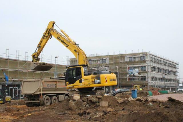 Im April sollen die Außenarbeiten rund ums neue Rathaus abgeschlossen werden. | Foto: Anita Bornhau-Karsten