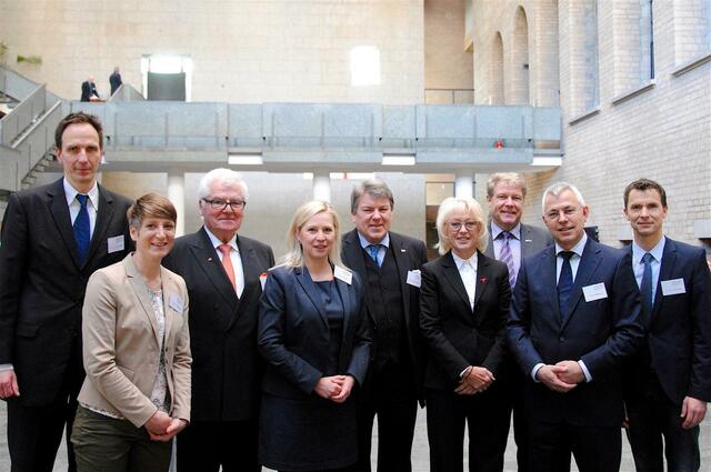 Im Historischen Rathaus Professor Dr. Thomas Abbel (v.l.), Franziska Liebhardt, Johannes Ruland Susanne Stupp, Michael Kreuzberg, Elfi Scho-Antwerpes, Gerwin Reinink, Norbert Killewald, Dr. Volker Anneken. | Foto: tau