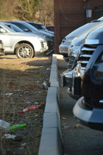 Immerhin: Der Parkplatz ist durch Kantsteine eingefasst. Dass nährt bei Jens Batist die Hoffnung, dass die Schottersteine auch da belieben, wo sie hingehören: Auf den Parkplatz