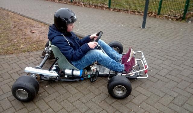 Eine Geschwindigkeit von 40 Stundenkilometern erreicht das E-Kart made in Mechernich. Da ist Helmpflicht angesagt. | Foto: Peter Schick/pp/Agentur ProfiPress