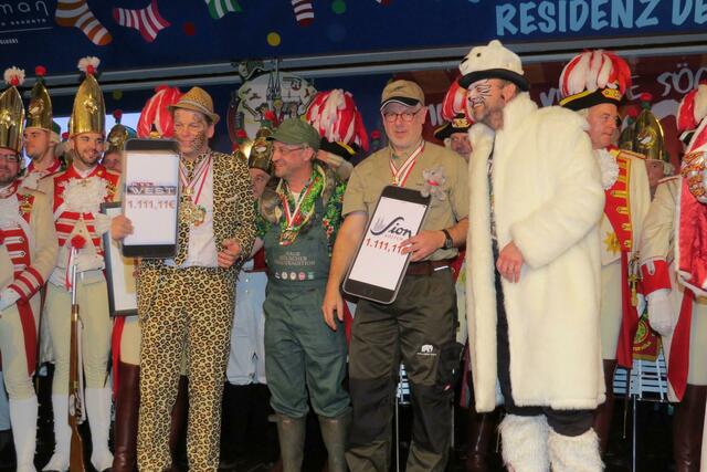 Auf der Zoo-Kostümparty überraschten Jörg Zajonc und Georg Schäfer Theo B. Pagel und Christopher Landsberg (v.l.) mit zwei Schecks à 1.111.11 Euro. | Foto: Stahl