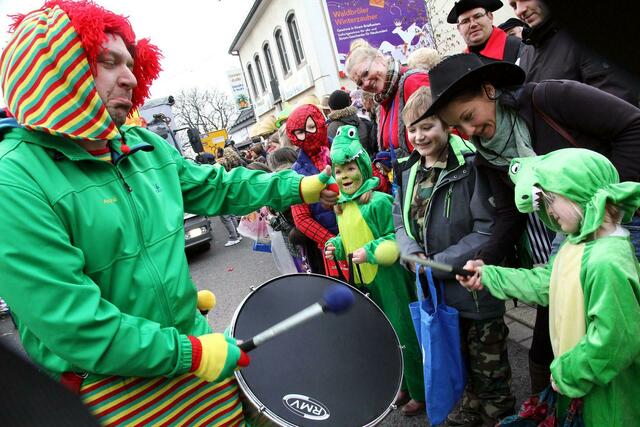 Laut und bunt: So präsentierten sich auch in diesem Jahr die Fußgruppen des Waldbröler Zuges. | Foto: Jürgen Sommer