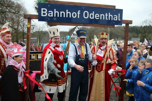 Lukas-Robert der Lokomotivführer (M.) eröffnet den Bahnhof Odenthal mit Bauer Rico (Rico Kanefke, l.) und Jungfrau Andrea (Panser). | Foto: Heyltjes