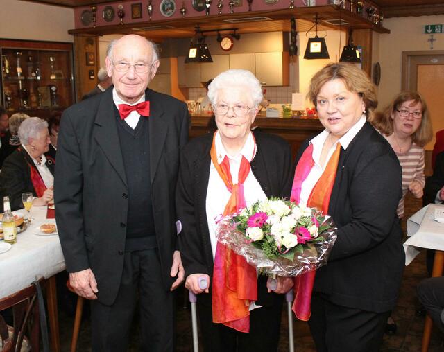 Seit 55 Jahren gehört sie dem Kirchenchor an: Therese Mertens, Gründungsmitglied der Damenabteilung. Erst seit 1962 sind nämlich auch die Frauen zugelassen. Vorsitzende Irene Tuschen und Chorleiter Klaus Lung würdigten bei dem Empfang die jahrzehntelange Treue von Therese Mertens zum Chor. | Foto: ad